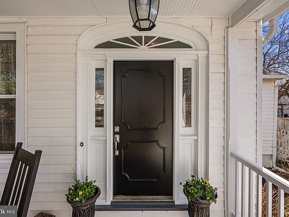 4th image of 212 Dearborn Ave