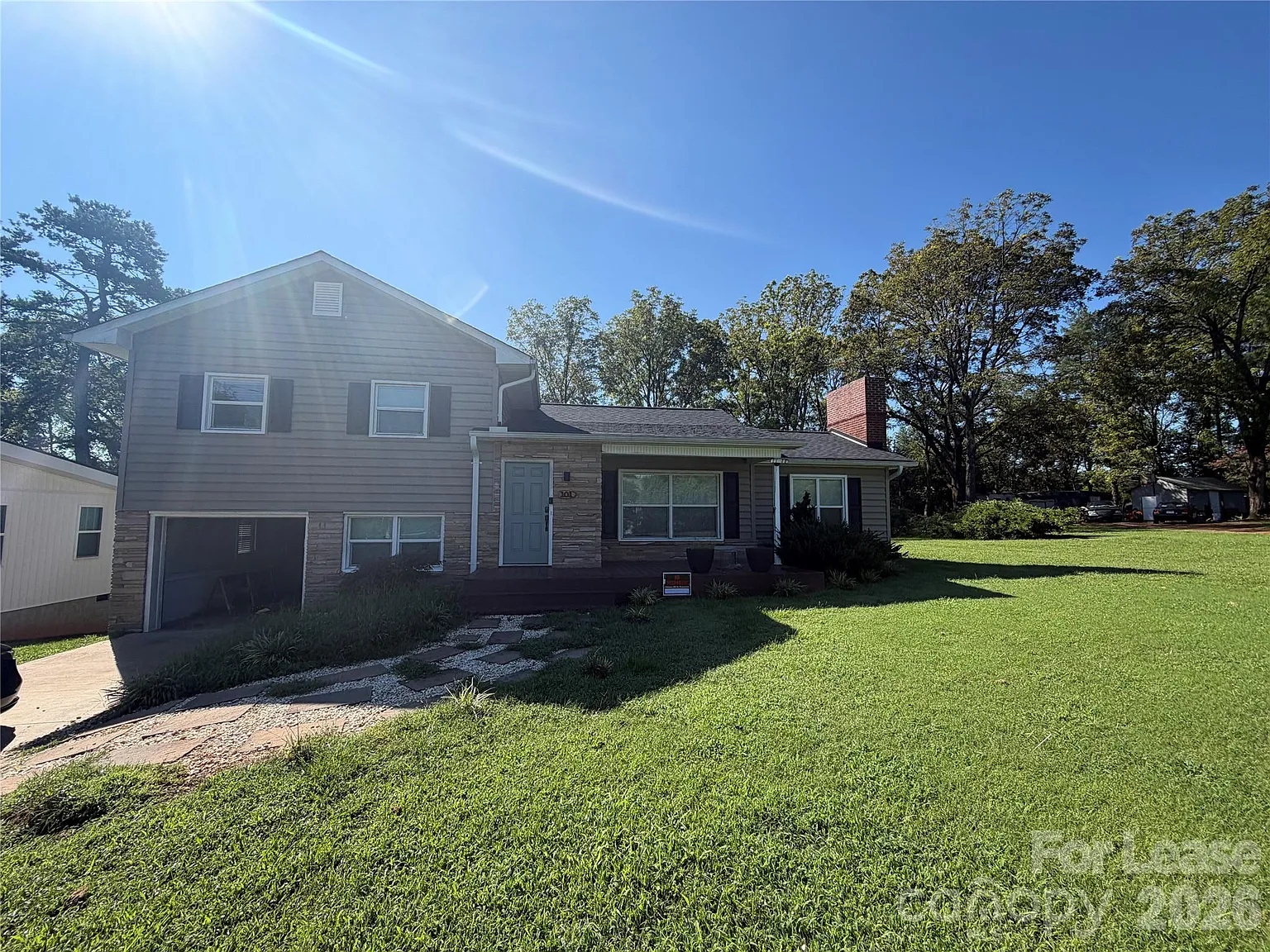 3 bed, 1.0 bath, 1209 sqft, $1,800 — Photo 1