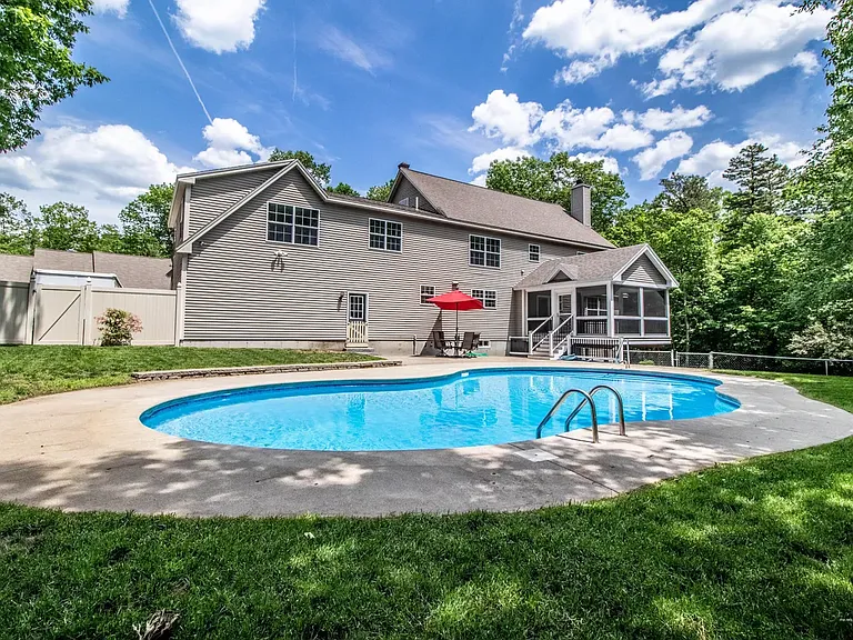 33 Westview Dr — Photo 1