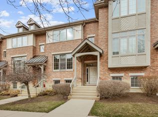 72 E Hattendorf Ave, Roselle, IL 60172