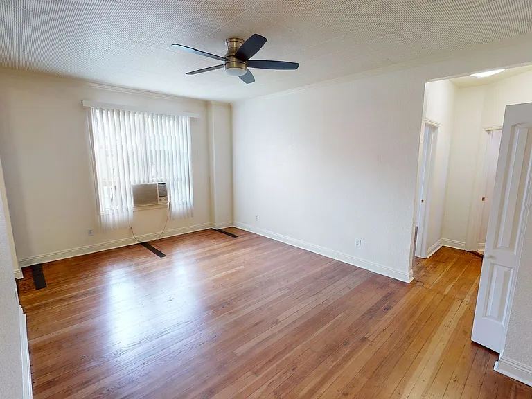 MSA - 709 Mariposa Apts — Photo 2