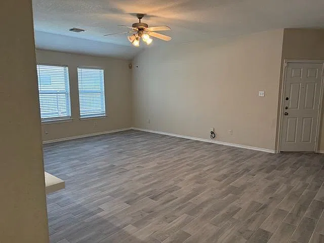 4 bed, 2.0 bath, 2051 sqft, $2,000 — Photo 2