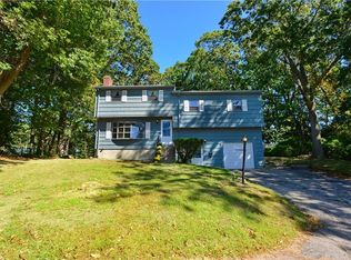 8 Tomahawk Ct, Warwick, RI 02886