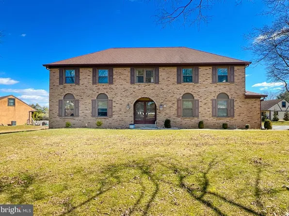 17 W Norton Dr, Churchville, PA 18966