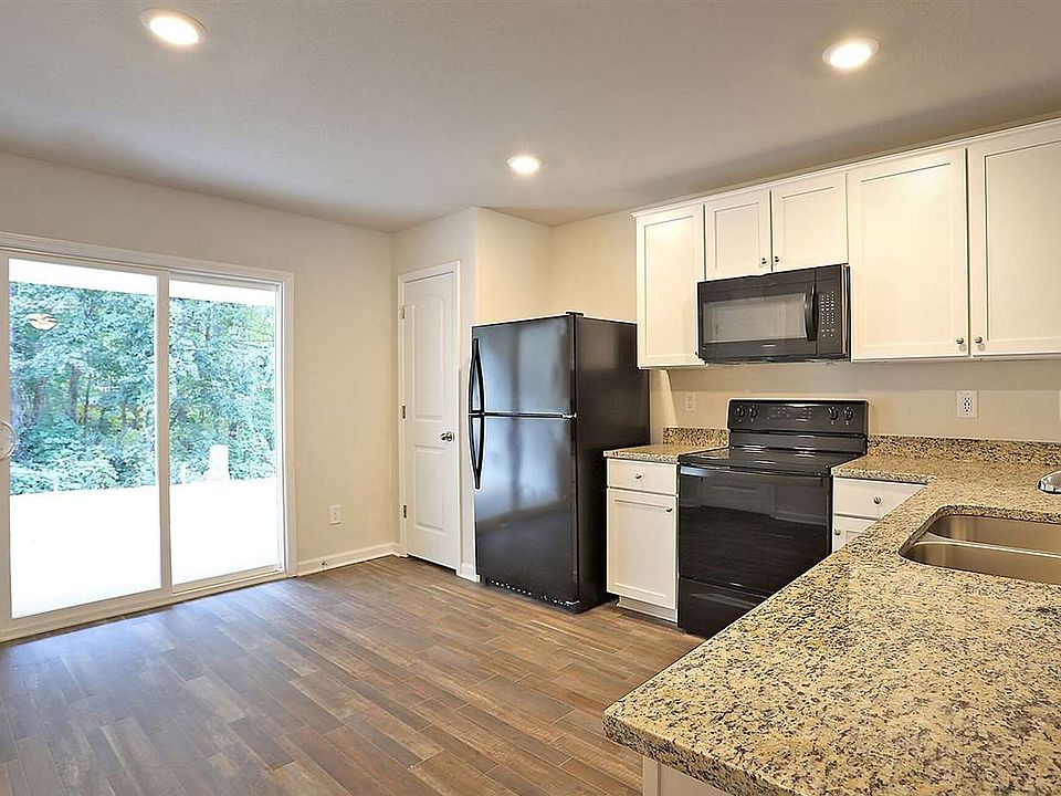 2nd image of 918 Green St #G105