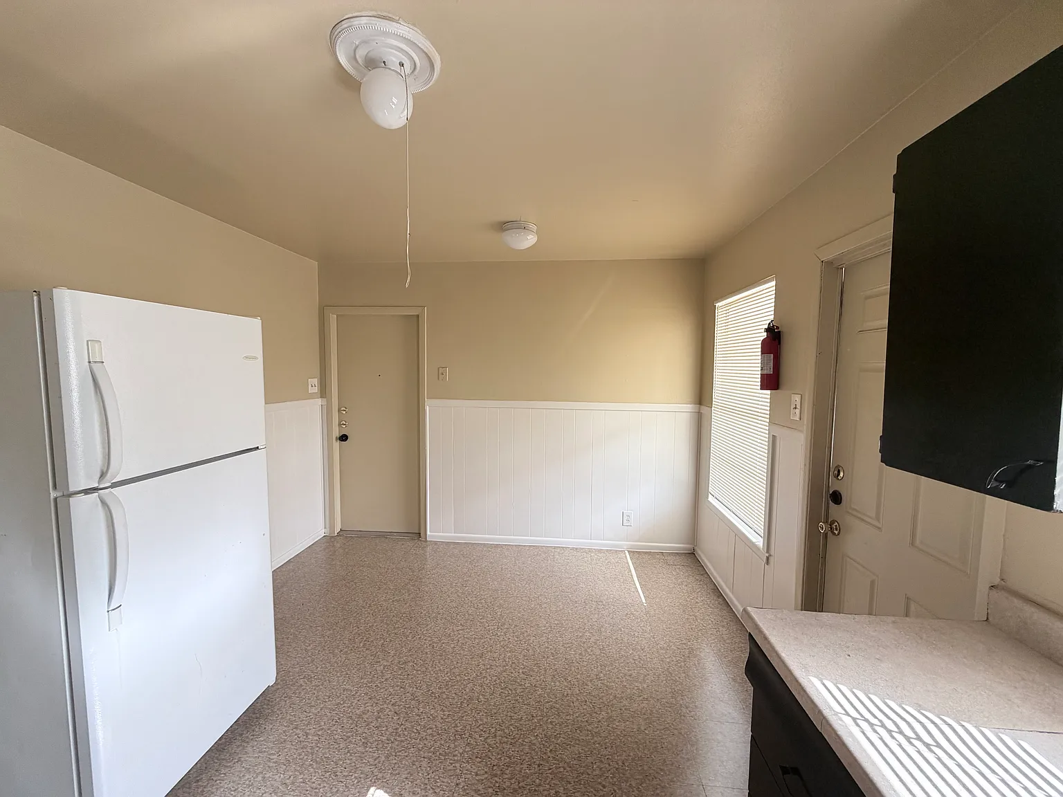 3 bed, 888 sqft, $1,350 — Photo 4