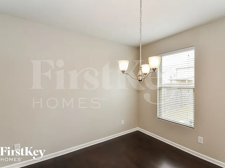 584 Dasheill Ln — Photo 4