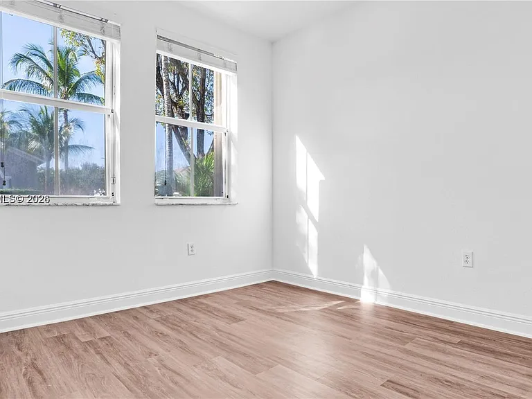 10863 NW 85th St — Photo 34