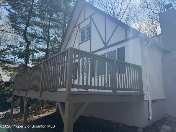 138 Sandstone Dr, Dingmans Ferry, PA 18328