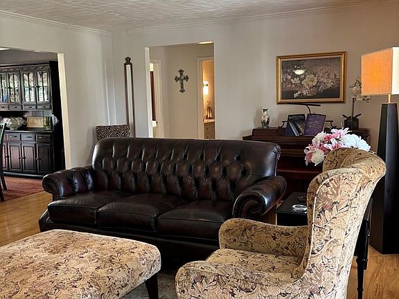 4th image of 119 Silverado Ln