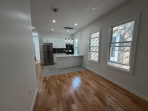181 Woodside Ave #2R Photo 1