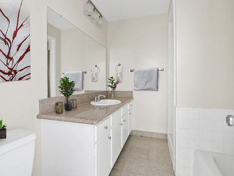 115 Doheny Apartments — Photo 10