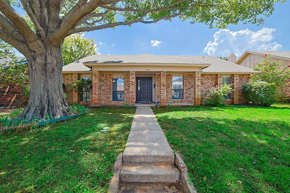 4 bed, 2.0 bath, 2028 sqft, $2,700 — Photo 1