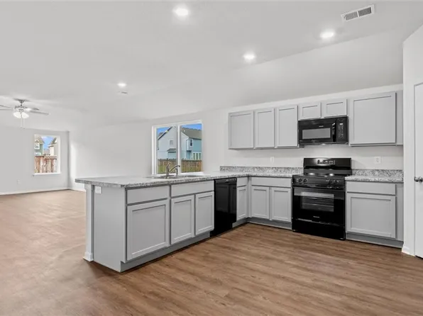 465 Valley View Dr, Tonganoxie, KS 66086