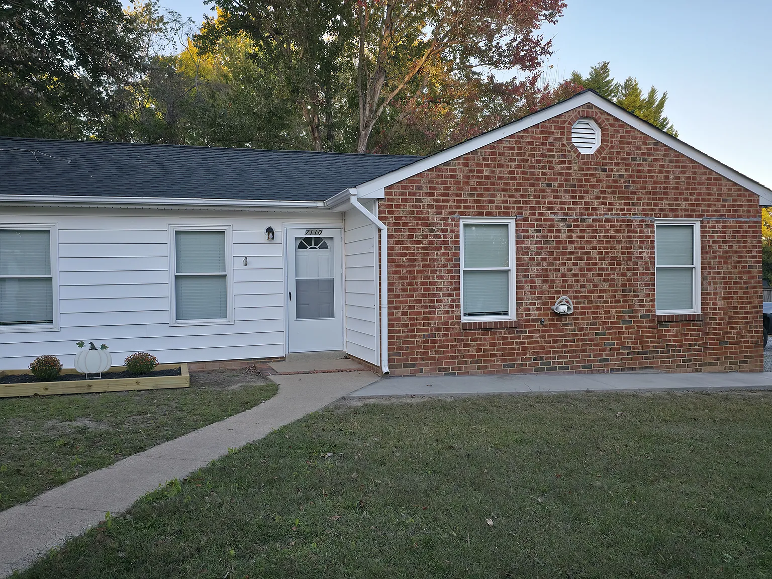 3 bed, 1.5 bath, 972 sqft, $1,950 — Photo 1