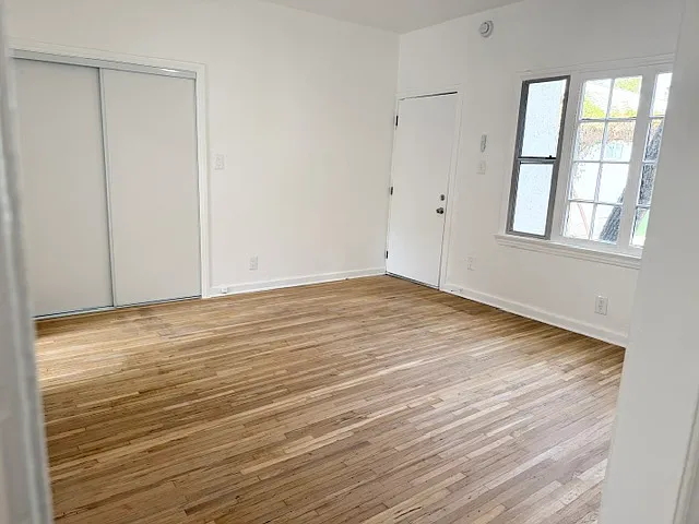 5916 1/2 Willoughby Ave — Photo 4