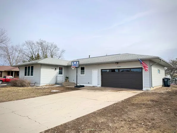 1012 E 4th St, Storm Lake, IA 50588