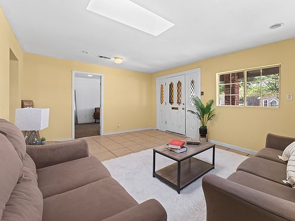3rd image of 909 S Mineola St