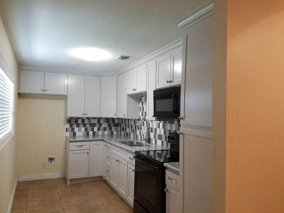 1st image of 2221 Kingsdale Dr