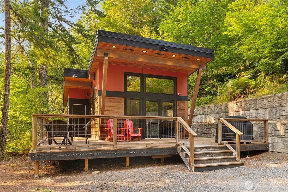 172 Paradise Drive photo 1