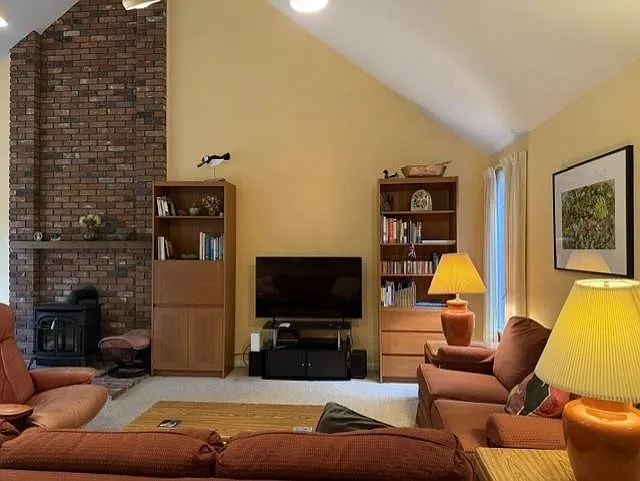3 bed, 3.0 bath, 2340 sqft, $2,100 — Photo 3