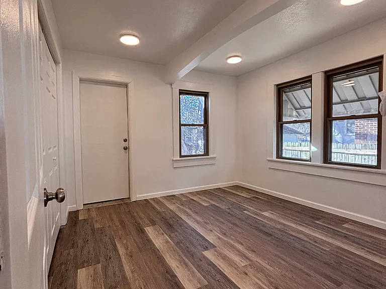 1004 E Delmar St — Photo 11