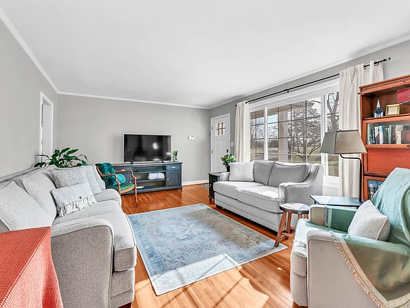5th image of 33 Sherwood Dr