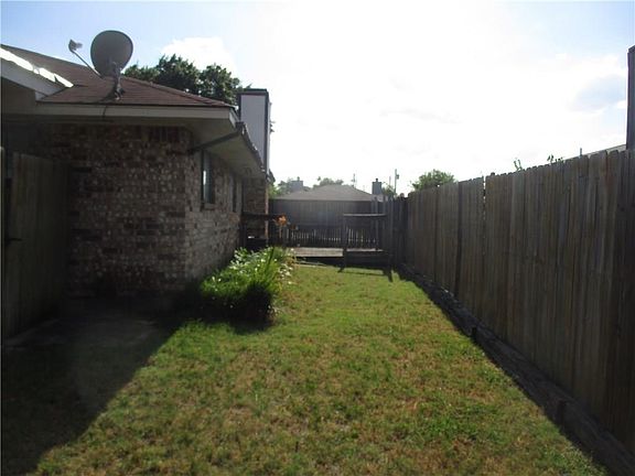 3rd image of 1910 Spindletop Dr