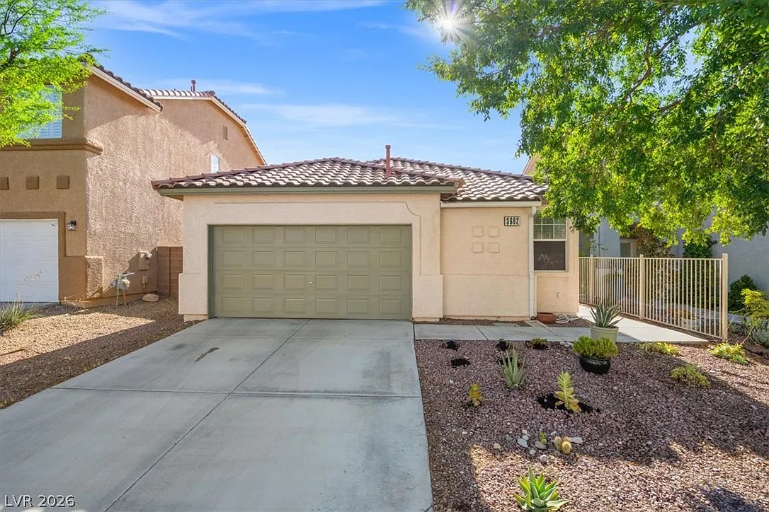 3 bed, 2.0 bath, 1389 sqft, $2,395 — Photo 2