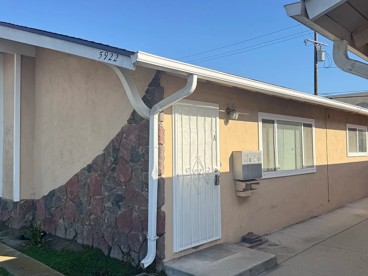 2 bed, 900 sqft, $2,300 — Photo 2