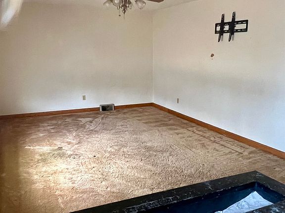 3rd image of 925 N 32nd Ave