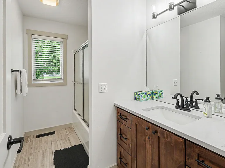1009 E 6th St — Photo 17