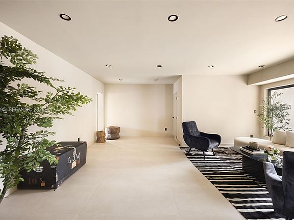 4th image of 2805 SW 4th Ave