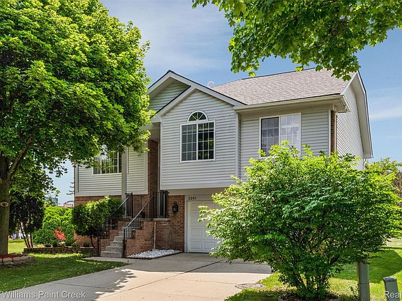 2nd image of 3201 Lynhurst Ct