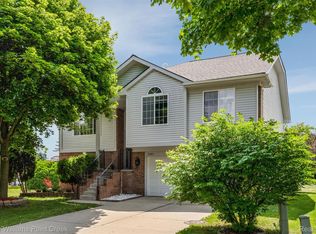 3201 Lynhurst Ct, Rochester, MI 48306
