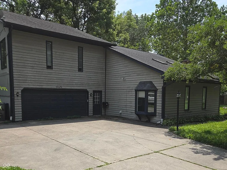 945 Fox Hill Dr — Photo 1