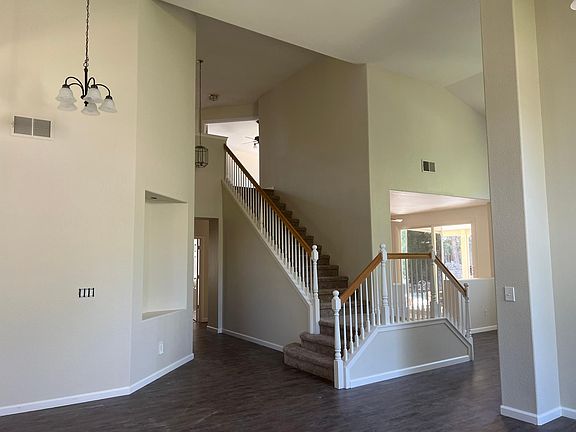 3rd image of 912 Fallsgrove Way
