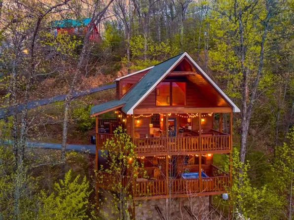 2420 Misty Shadows Dr, Sevierville, TN 37862