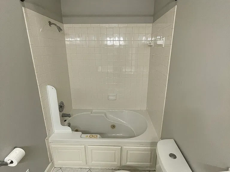 664 NE Clubhouse Dr — Photo 8