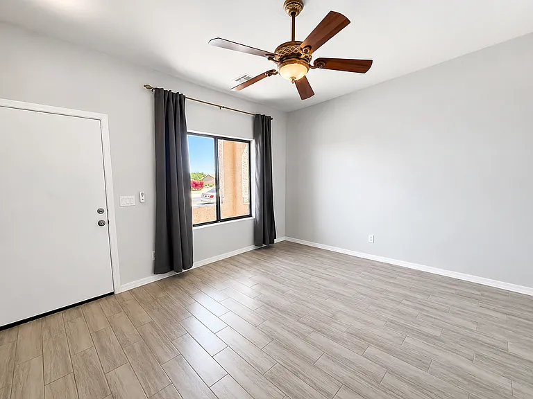 1207 W Carson Rd — Photo 1