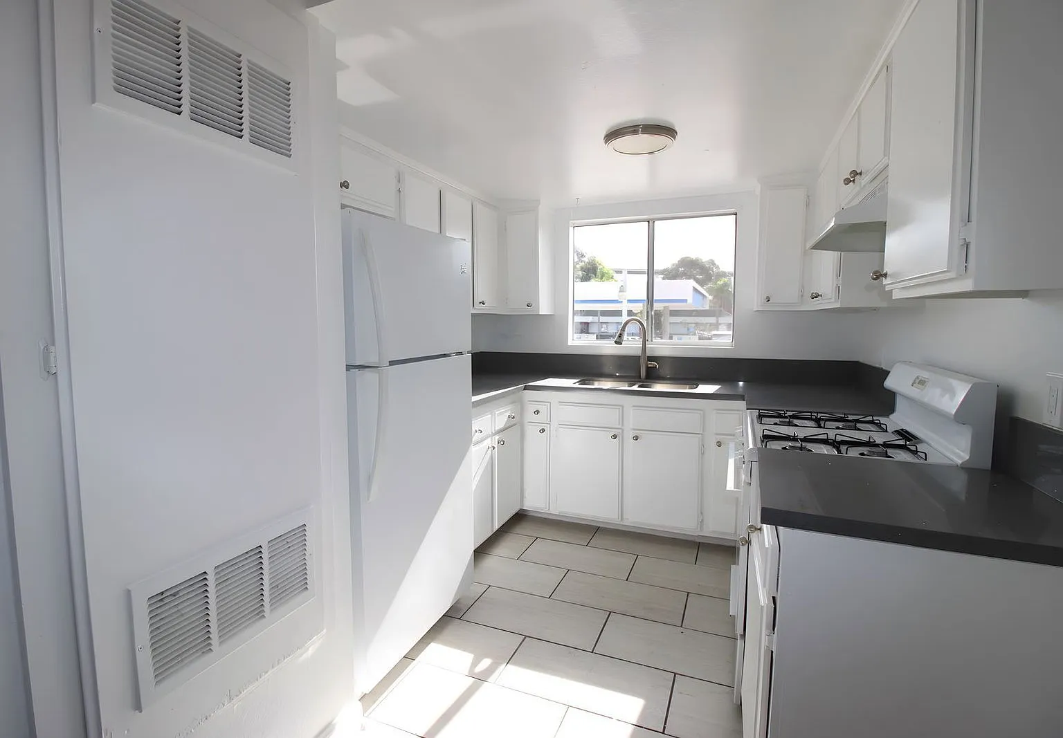 3 bed, 2.0 bath, $3,150 — Photo 2