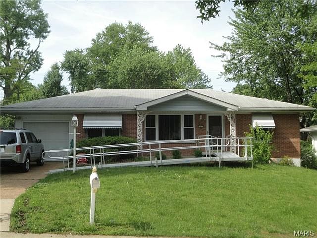 1st image of 1037 Camelot Gardens Dr