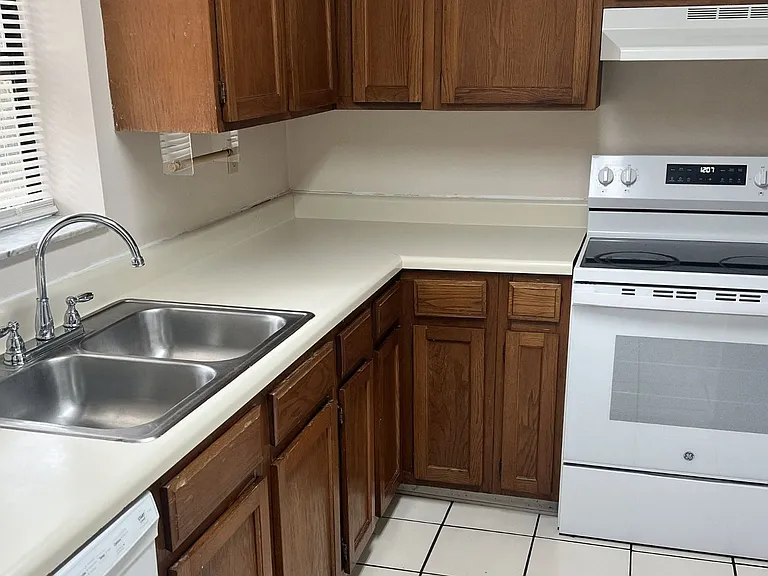 6941 SW 45th Ave — Photo 3