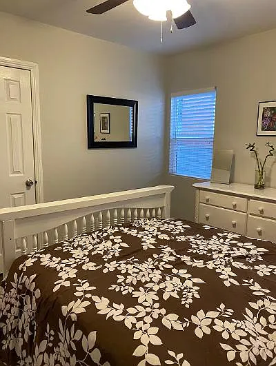 Middle Room. Full Size Bed shown in Photo
