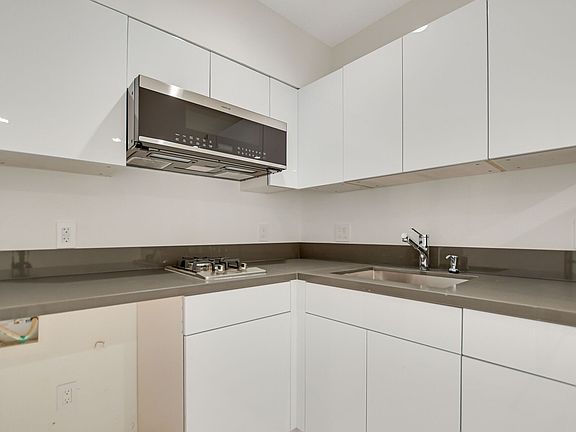 5th image of 946 S Ridgeley Dr #105