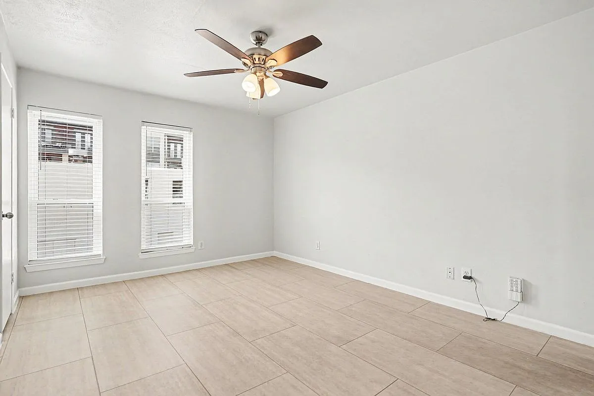 2 bed, 2.0 bath, 1050 sqft, $2,000 — Photo 2