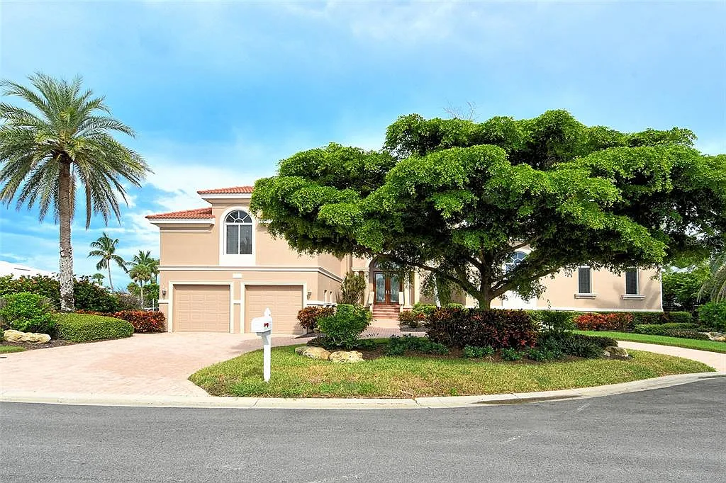 5 bed, 5.5 bath, 4858 sqft, $29,000 — Photo 2