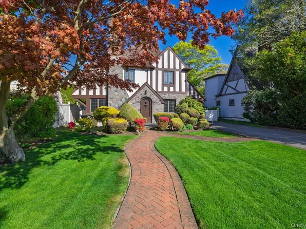 19 Addison Place, Rockville Centre, NY 11570