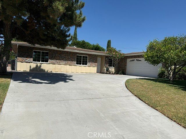 1st image of 1560 N Vista Ave