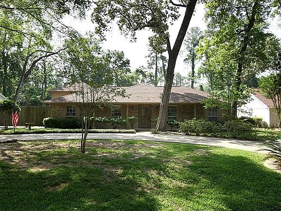 This 4 bdrm features a sun room and a room above the garage that is air conditioned and has its own 